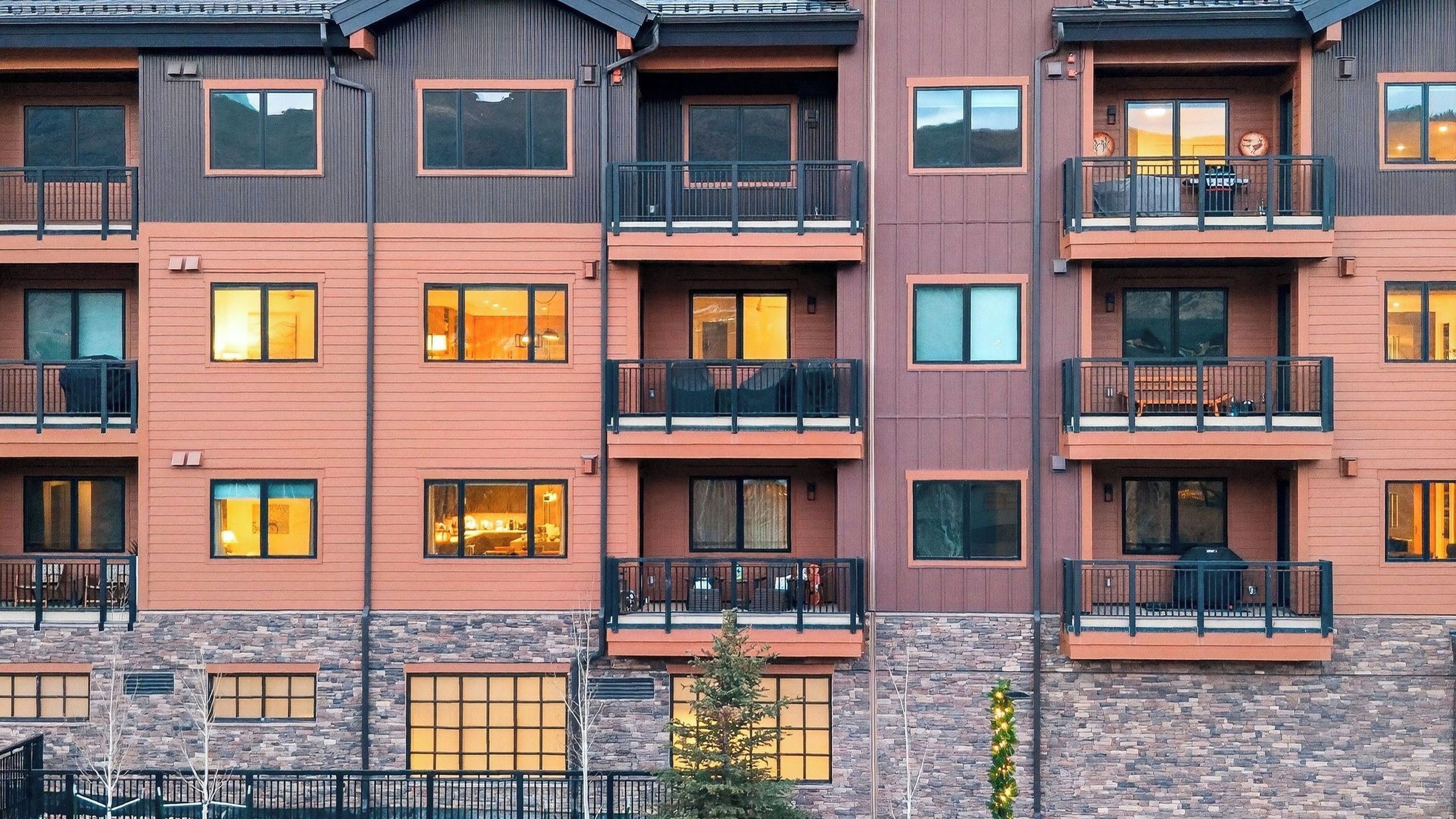 Un hôtel à plusieurs étages, doté de balcons, d’une façade en pierre et de nombreuses fenêtres.
