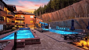 A resort with a pool, lounge area, and a mountain backdrop. - Mountain Dream at Frontgate by Avantstay Condo + Ski Shuttle Pool + Spa Access Mins to Beaver Creek (Avon)