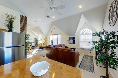 Newport Harbor View Cottage w/ Decks & Parking