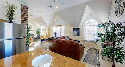 Newport Harbor View Cottage w/ Decks & Parking