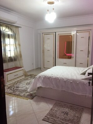10 bedrooms, iron/ironing board, Internet, bed sheets
