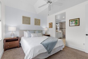 3 Schlafzimmer, Schreibtisch, Bügeleisen/Bügelbrett, Reisekinderbett