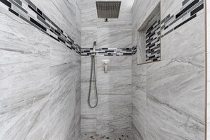 Dusche, Haartrockner, Handtücher