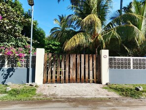 المنطقة المحيطة بالمنشأة