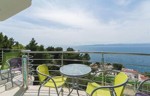 Outdoor dining - Cozy apartment in Brela with WiFi (Brela)