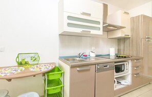 Fridge, oven, stovetop, dishwasher - Beautiful apartment in Brela with WiFi (Brela)