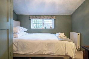 4 bedrooms, iron/ironing board, travel cot, WiFi - Hollyhocks, Tunstall (Tunstall)