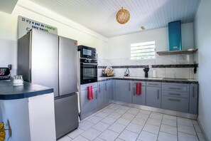 Fridge, microwave, oven, stovetop - 180° mountain and sea view apartment (Le Vauclin)