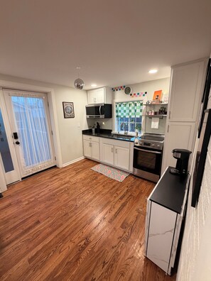 Private kitchen - Don’t Panic at this Disco: Jeffersonville IN 5 min to Louisville KY Sleep 5 (Jeffersonville)