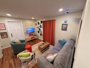Living area - Don’t Panic at this Disco: Jeffersonville IN 5 min to Louisville KY Sleep 5 (Jeffersonville)