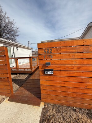 Exterior detail - Don’t Panic at this Disco: Jeffersonville IN 5 min to Louisville KY Sleep 5 (Jeffersonville)