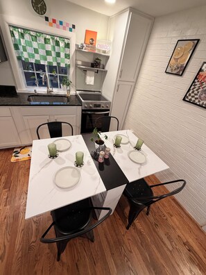 Dining - Don’t Panic at this Disco: Jeffersonville IN 5 min to Louisville KY Sleep 5 (Jeffersonville)