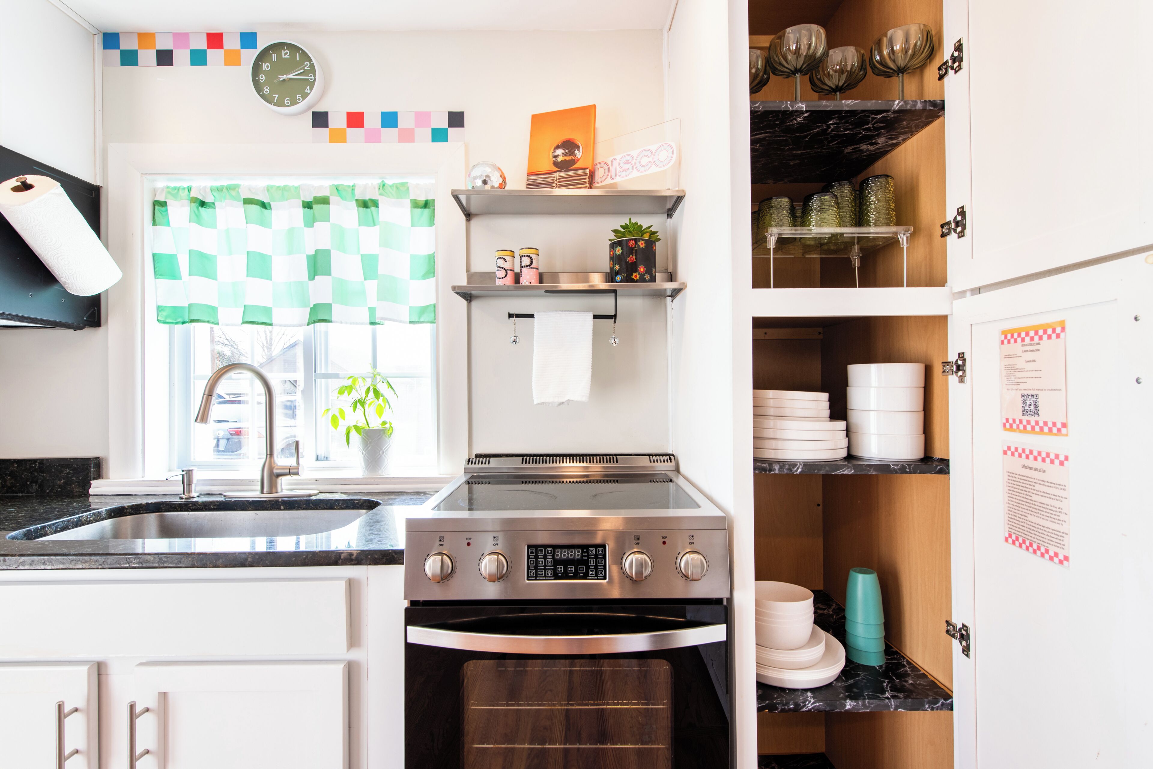 Wasserkocher mit Kaffee-/Teezubehör, Kühlschrank, Mikrowelle, Ofen
