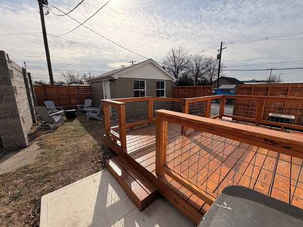 Terrace/patio - Don’t Panic at this Disco: Jeffersonville IN 5 min to Louisville KY Sleep 5 (Jeffersonville)