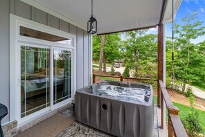 Terrace/patio - LAKEFRONT RETREAT W/ PRIVATE DOCK, HOT TUB & GAME ROOM -  UWHARRIE MOUNTAINS (Denton)