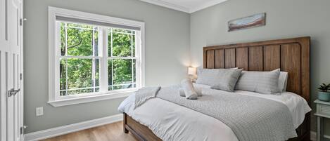 5 bedrooms, iron/ironing board, WiFi, bed sheets