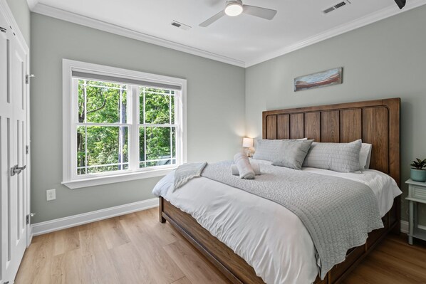 5 bedrooms, iron/ironing board, WiFi, bed sheets - LAKEFRONT RETREAT W/ PRIVATE DOCK, HOT TUB & GAME ROOM - UWHARRIE MOUNTAINS (Denton)