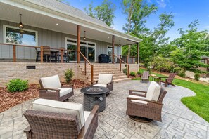Terrace/patio - Peaceful Lakehouse - Relax & Recharge - Pet Friendly! (Denton)