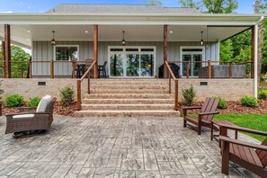 Terrace/patio - LAKEFRONT RETREAT W/ PRIVATE DOCK, HOT TUB & GAME ROOM - UWHARRIE MOUNTAINS (Denton)