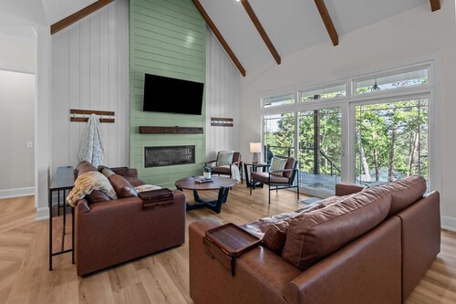 Peaceful Lakehouse - Relax & Recharge - Pet Friendly!