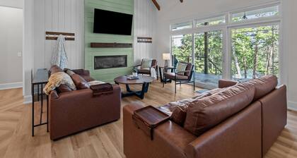 Peaceful Lakehouse - Relax & Recharge - Pet Friendly!