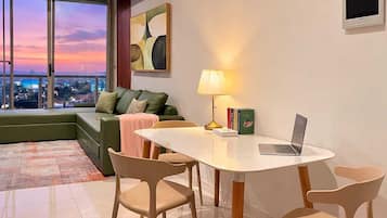 Apartment, 3 Bedrooms, City View | In-room dining