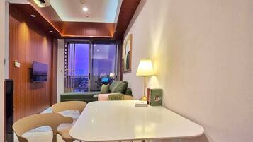 Appartement, 3 chambres, vue ville | Restauration dans la chambre