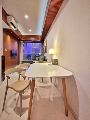 Apartment, 3 Bedrooms, City View | Makan dalam bilik