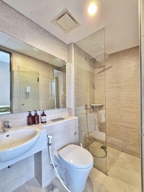 Apartament, 3 dormitoris, vistes a la ciutat | Bany | Dutxa, articles de tocador gratuïts, assecador de cabells i tovalloles 