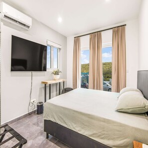 3 bedrooms, desk, iron/ironing board, travel cot - Family-Friendly 3BR Apartment in Curaçao | Rooftop Terrace (Grote Berg)