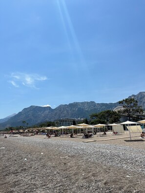 Plage à proximité, chaises longues, serviettes de plage