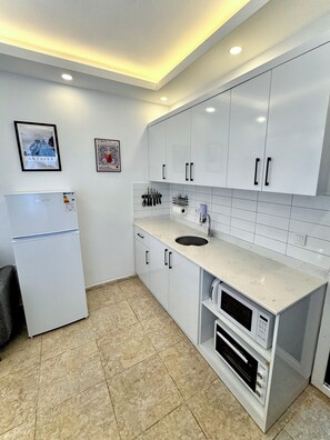 Refrigerador, microondas, horno y parrilla de estufa