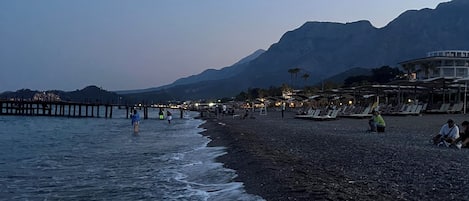 Playa en los alrededores, camastros y toallas de playa