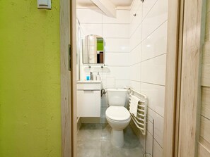 Shower, hair dryer, towels - Grabiszyn Standard Apartment (Wrocław)