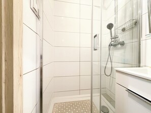 Shower, hair dryer, towels - Grabiszyn Standard Apartment (Wrocław)