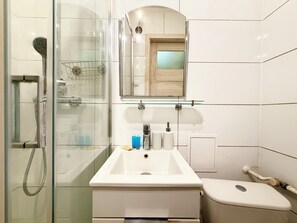 Shower, hair dryer, towels - Grabiszyn Standard Apartment (Wrocław)