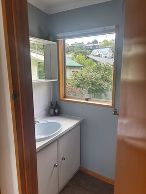 Interior - Central Wanaka Stay | Walk to Lake & Town | Close to Cardrona & Treble Cone (Wānaka)