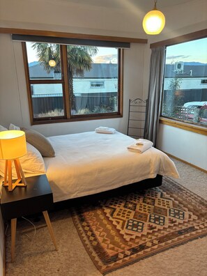 3 chambres, bureau, fer et planche à repasser, accès au Wi-Fi (inclus)