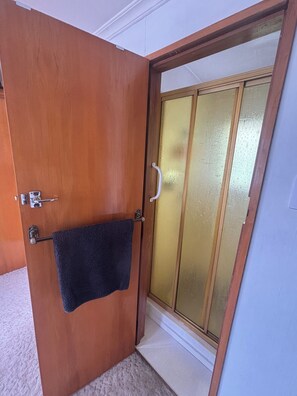 Bathroom - Central Wanaka Stay | Walk to Lake & Town | Close to Cardrona & Treble Cone (Wānaka)