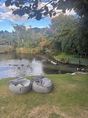 Property grounds - Central Wanaka Stay | Walk to Lake & Town | Close to Cardrona & Treble Cone (Wānaka)