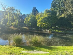 Property grounds - Central Wanaka Stay | Walk to Lake & Town | Close to Cardrona & Treble Cone (Wānaka)