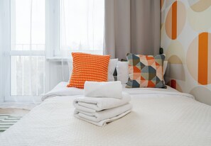 1 dormitorio, tabla de planchar con plancha, wifi y ropa de cama