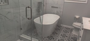 Regadera, secadora de cabello, toallas, papel de baño 