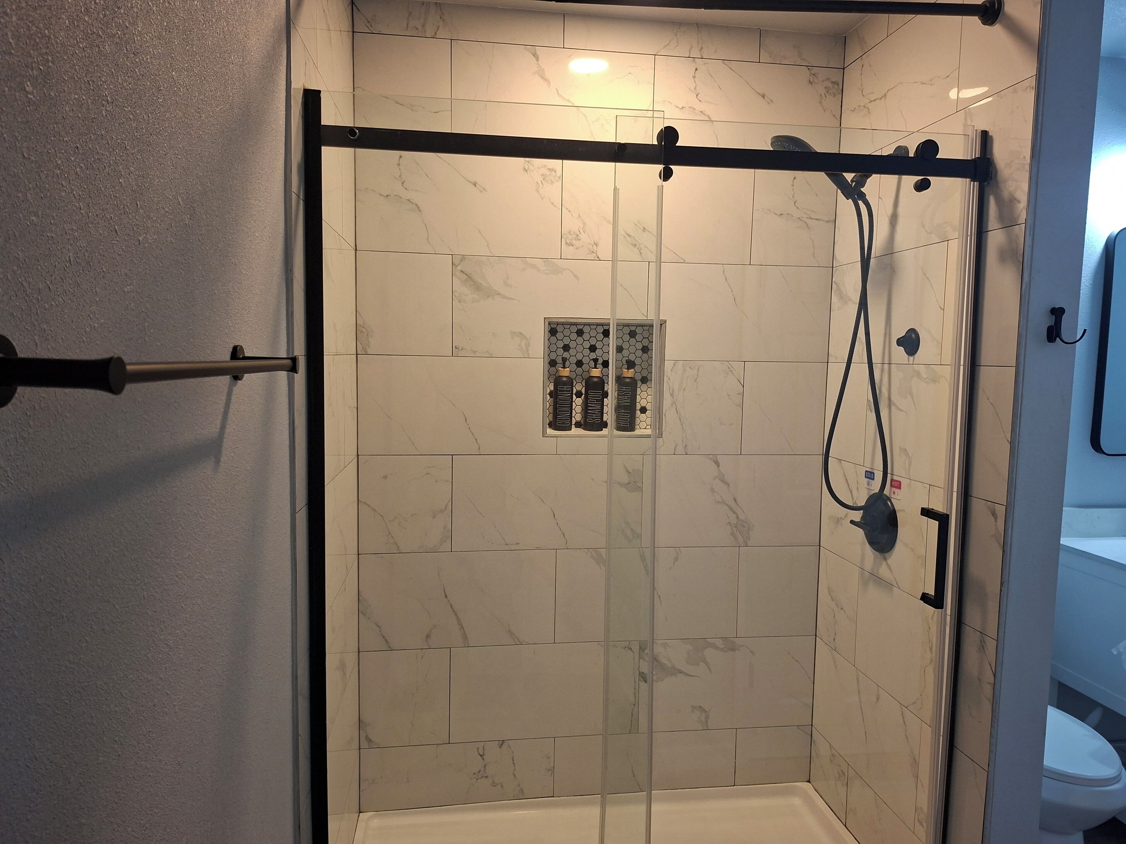 Bruser, hårtørrer, håndklæder, Toiletpapir