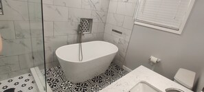 Regadera, secadora de cabello, toallas, papel de baño 