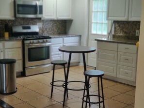 Private kitchen - 3-bedroom house in superb Beaumont with cool AC and comfort (Beaumont)