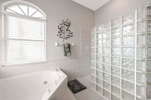 Shower, hair dryer, towels - A Shore Thing - Direct Gulf Access Southern Facing Villa (Cape Coral)