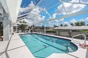 A heated pool - A Shore Thing - Direct Gulf Access Southern Facing Villa (Cape Coral)