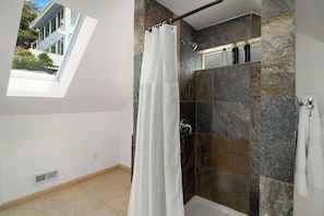 Dusche, Haartrockner, Handtücher, Shampoo