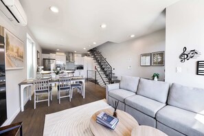 TV, offices - Eco-Friendly 3BR Retreat w, UW & Hospital (Seattle)